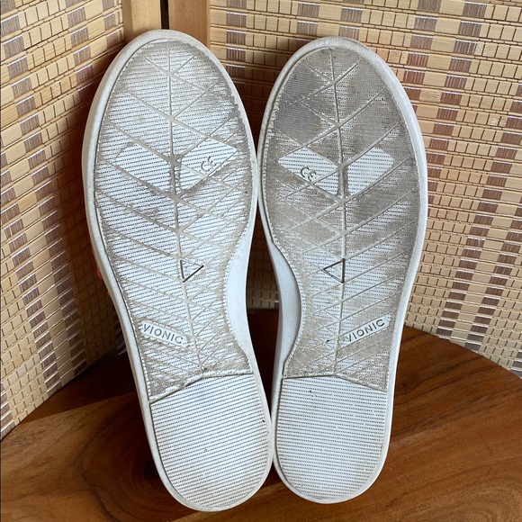 Vionic Beach Collection Woman’s 8 Malibu Slip-On Poppy Canvas Sneaker - Picture 6 of 7